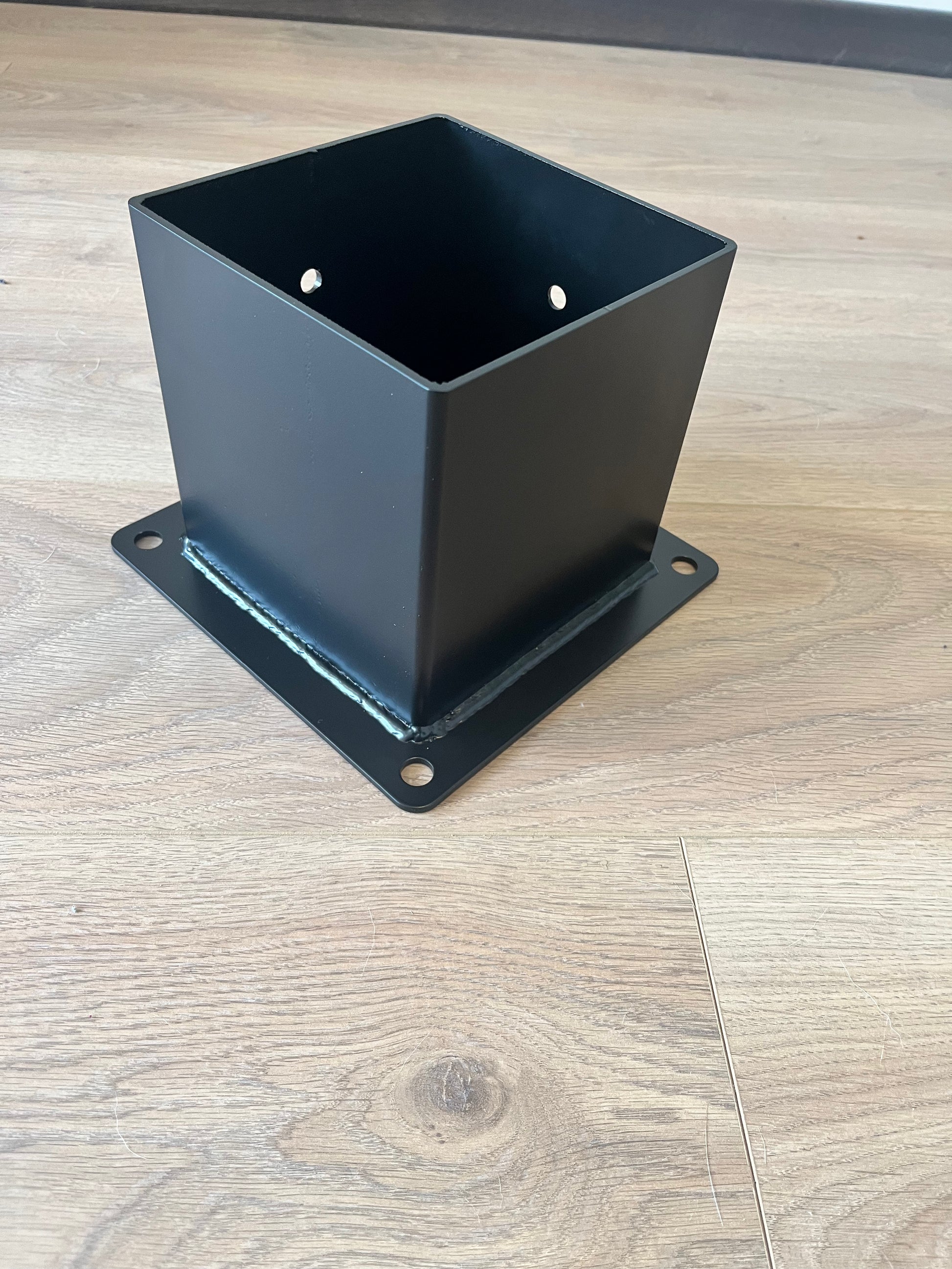 Terases Post Base Bracket for 145x145mm lumber, metal post support with sturdy construction for outdoor structures.