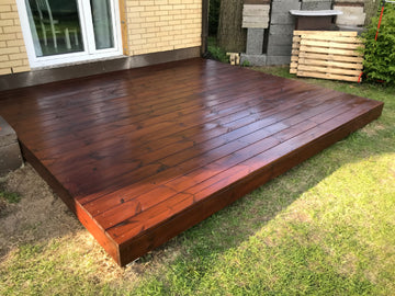 Thermo deck on a grassy area with a house in the background