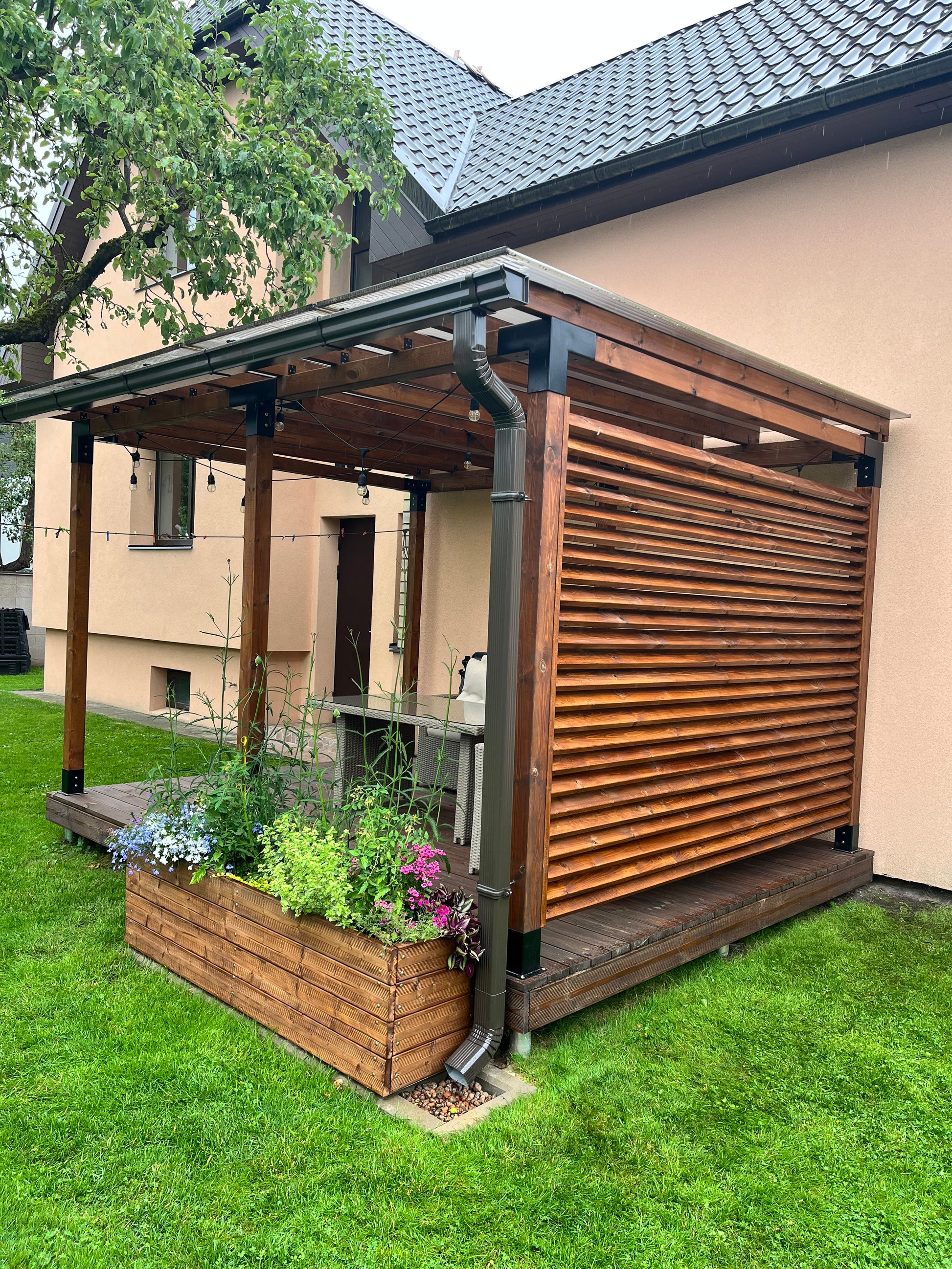 Windbreak/privacy walls from wood.