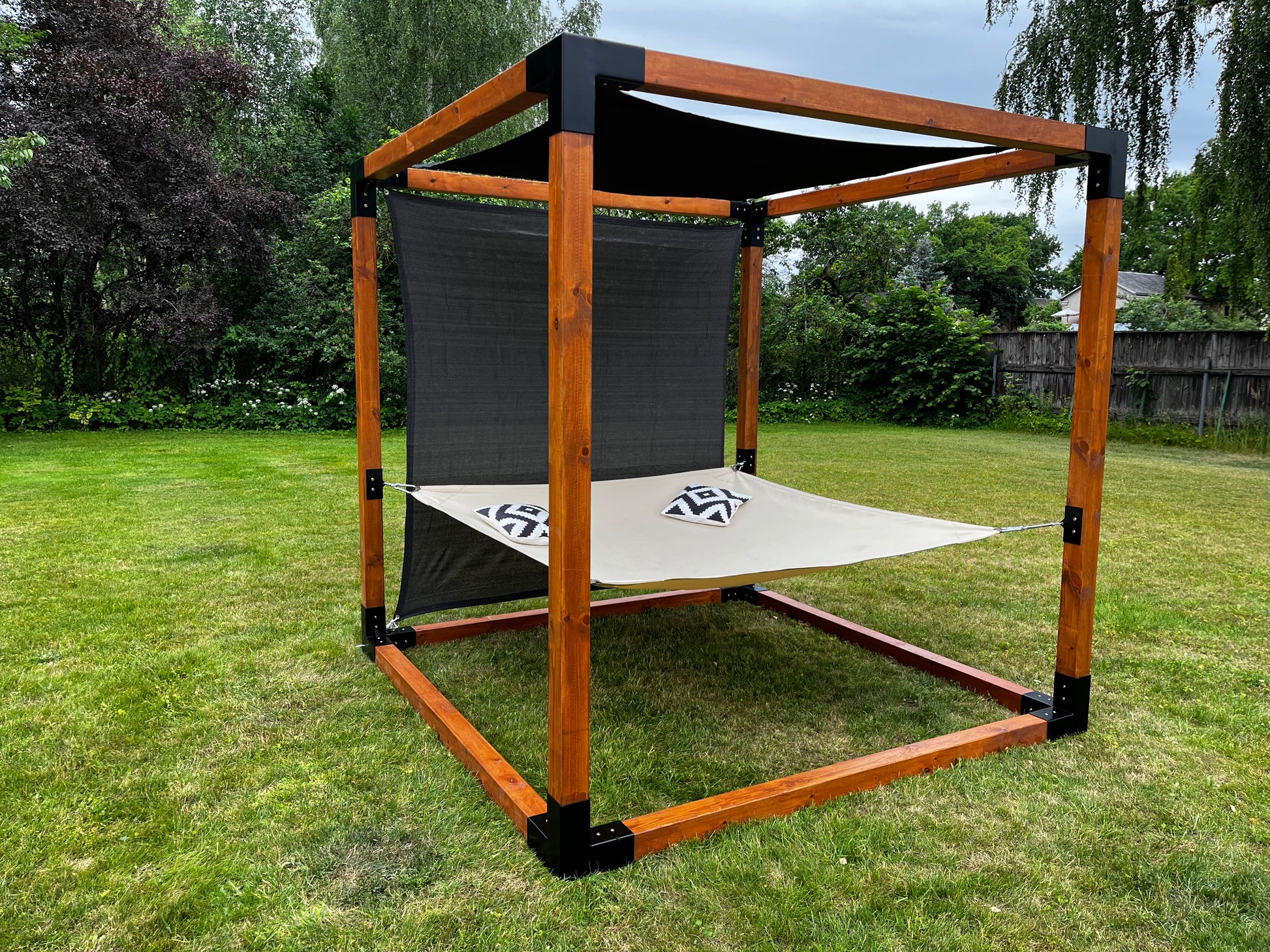 Windbreak wall with fasteners for the modular cube!.